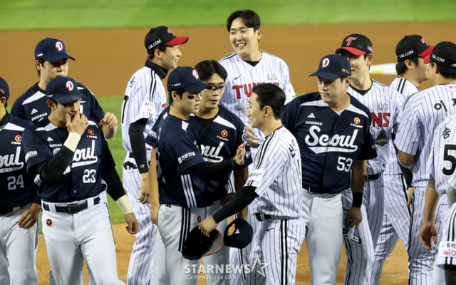 LG and Doosan players, who share Jamsil Stadium, pose for a commemorative photo before their matchup on the 7th. /Photo=Kim Jin-kyung kim.jinkyung@