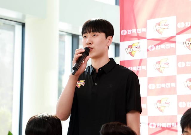 방강호가 취재진의 질문에 답하고 있다. /사진=한국전력 제공