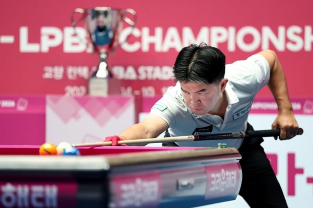 응우옌꾸옥응우옌이 12일 경기도 고양시 '고양 킨텍스 PBA 스타디움'에서 열린 프로당구 2026-2027시즌 4차 투어 '크라운해태 PBA-LPBA 챔피언십' 결승전에서 다비드 마르티네스을 상대로 스트로크를 하고 있다. /사진=PBA 투어 제공