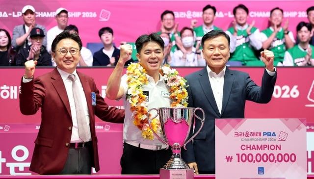 응우옌꾸옥응우옌(가운데)이 12일 경기도 고양시 '고양 킨텍스 PBA 스타디움'에서 열린 프로당구 2026-2027시즌 4차 투어 '크라운해태 PBA-LPBA 챔피언십' 결승전에서 다비드 마르티네스을 상대로 우승을 차지한 뒤 장상진 PBA 부총재(왼쪽), 기종표 크라운해태 단장과 함께 기념촬영을 하고 있다. /사진=PBA 투어 제공