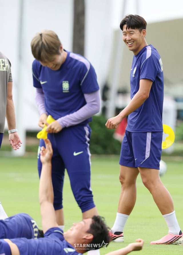 Son Heung-min (derecha) y otros jugadores, incluido Lee Kang-in, entrenan con expresiones alegres. /Foto=corresponsal jefe Kim Jin-kyung