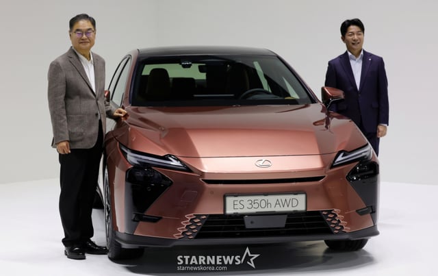 [Seoul=NEWSIS] Reporter Hong Hyo-sik = The premium sedan ‘ES 350h AWD’ HYBRID vehicle from Lexus was unveiled at a photo session marking its official domestic launch, held on the morning of the 13th at the Walkerhill Hotel & Resort in Gwangjin District, Seoul. On the left are Manabu Konoyama, President of Lexus Korea, and Kohei Chiashi, Senior Engineer at Lexus International. October 13, 2026. yesphoto@newsis.com /Photo=Hong Hyo-sik