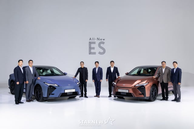 (From left) Yusuke Mitsuhata, Vice President of Lexus Korea; Kang Dae-hwan, Vice President of Lexus Korea; Yahiko Kumai, Senior Designer at Lexus International; Kohei Chiashi, Senior Engineer at Lexus International; Takayuki Hattori, Vehicle Performance Leader at Lexus International; Manabu Konoyama, President of Lexus Korea; Lee Byung-jin, Vice President of Lexus Korea /Photo provided by=Lexus Korea