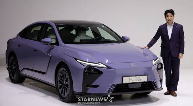 [서울=뉴시스] 홍효식 기자 = 렉서스의 프리미엄 세단 'ES 350e' 전기차가 13일 오전 서울 광진구 워커힐 호텔앤리조트에서 열린 국내 공식 출시 기념 포토세션에서 공개되고 있다. 오른쪽은 치아시 코헤이 렉서스 인터내셔널 수석 엔지니어. 2026.10.13. yesphoto@newsis.com /사진=홍효식