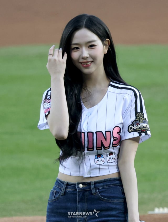 Kim Chae-yeon of girl group TripleS takes the mound as the victory-prayer ceremonial pitcher for LG in a game against the KIA Tigers on April 2 in the 2026 Shinhan SOL KBO League, exchanging signs with the catcher. /Photo=Chief correspondent Kim Jin-kyung
