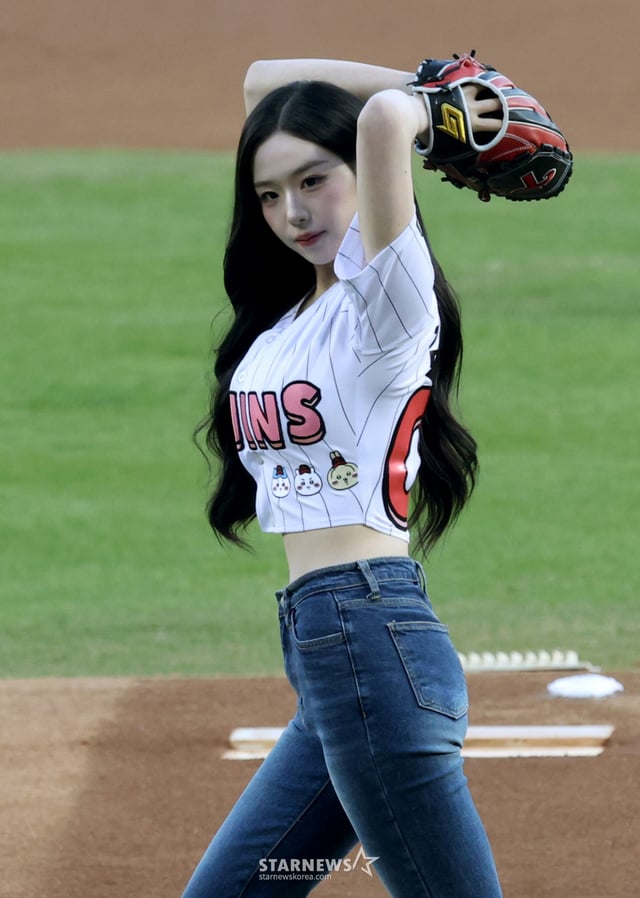 Kim Chae-yeon of girl group TripleS takes the mound as the victory-prayer ceremonial pitcher for LG in a game against the KIA Tigers on April 2 in the 2026 Shinhan SOL KBO League, exchanging signs with the catcher. /Photo=Chief correspondent Kim Jin-kyung