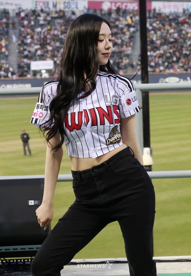 Kim Chae-yeon of girl group TripleS performs on the cheering stage after serving as the victory-prayer ceremonial pitcher for LG in a game against the KIA Tigers on April 2 in the 2026 Shinhan SOL KBO League. /Photo=Chief correspondent Kim Jin-kyung