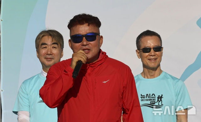 Hwang Young-jo (center). /Photo=Provided by NEWSIS