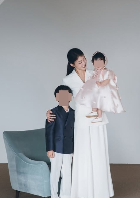 Foto familiar de Lee Si-young. El rostro de los hijos menores de edad, que son personas comunes, ha sido pixelado /foto=cuenta personal de Lee Si-young
