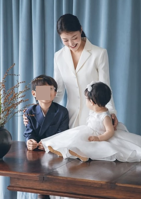 Foto familiar de Lee Si-young. El rostro de los hijos menores de edad, que son personas comunes, ha sido pixelado / Foto=cuenta personal de Lee Si-young