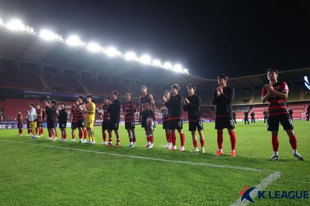 Pohang Steelers players greet the fans after the match. /Photo=Korea Professional Football League