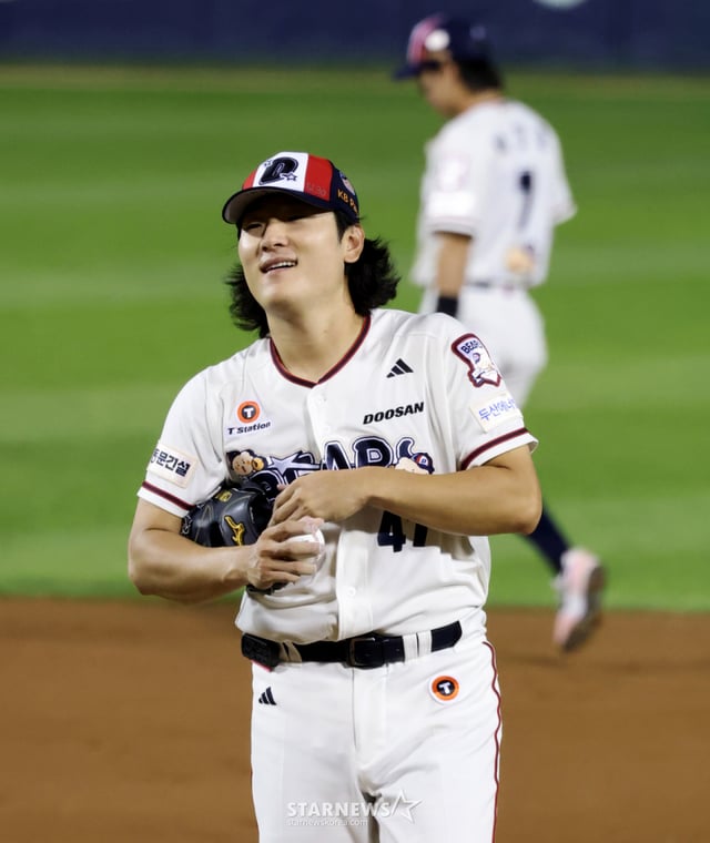 Doosan Bears' Kwak Bin smiles on the pitcher's mound during a game against the LG Twins on September 3. On that day, despite pitching seven innings and allowing one run, Kwak Bin was recorded as the losing pitcher. /Photo=Senior reporter Kang Young-jo