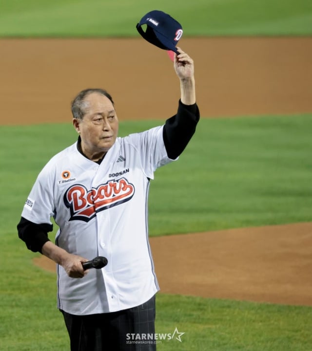 Former manager Kim In-sik greets the audience before throwing the ceremonial first pitch at Jamsil Stadium on the 12th. /Photo=Senior reporter Kang Young-jo