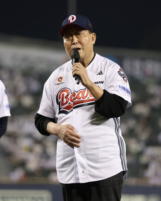 Former manager Kim In-sik delivers a greeting to the audience. /Photo=Doosan Bears