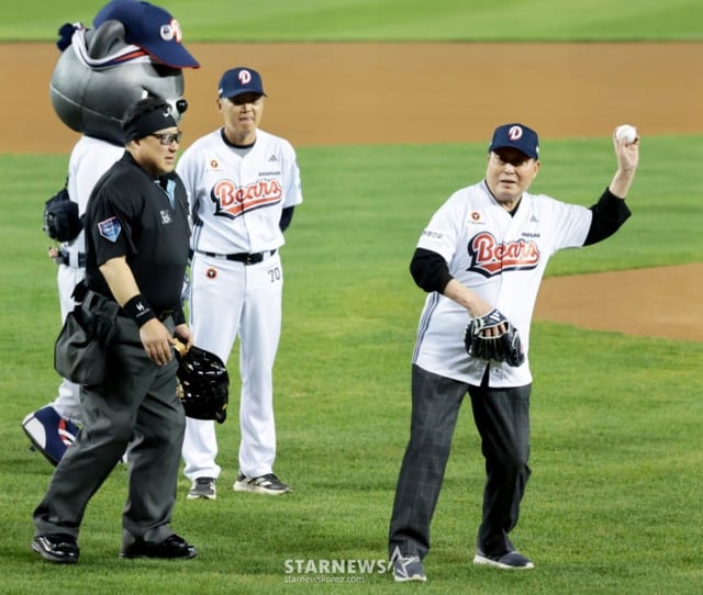 Former manager Kim In-sik (right) throws the ceremonial first pitch at Jamsil on the 12th. Doosan manager Kim Won-hyung is in the center. /Photo=Senior reporter Kang Young-jo