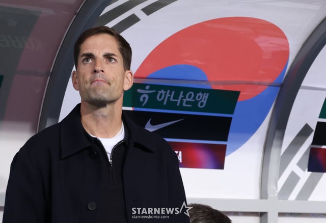 大韓民国のサッカー国家代表チームが6日、京畿道龍仁(キョンギド·ヨンイン)のミルスタジアムでウズベキスタンと親善試合を行った。 モレノ監督が悲壮な表情でグラウンドを見つめている。 /写真=キム·ジンギョン kim.jinkyung@