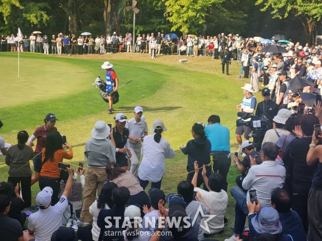 朴ソンヒョン（中央）が11日、京畿道高陽市（キョンギド·コヤンシ）のニューコリアカントリークラブ（パー72）で閉幕したアラムココリアチャンピオンシップで、10アンダー278打で14位タイで大会を終え、ギャラリーたちの歓迎を受けている。 /写真=アン·ホグン記者