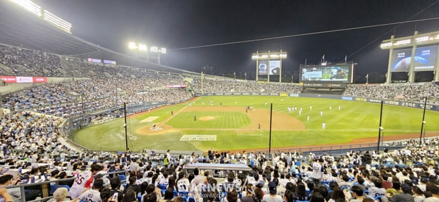 The regular season finale at Jamsil Baseball Stadium on the 12th, featuring a match between the Doosan Bears and the Lotte Giants, was held to a sold-out crowd. /Photo=Senior reporter Kang Young-jo