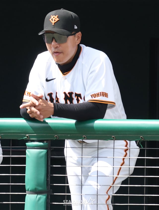 Los Samsung Lions disputaron un partido de entrenamiento contra Yomiuri en el Cellular Stadium de Naha, en la prefectura de Okinawa (Japón). El coach Lee Seung-yeop de Yomiuri observa el encuentro. /foto=corresponsal jefe Kim Jin-kyung