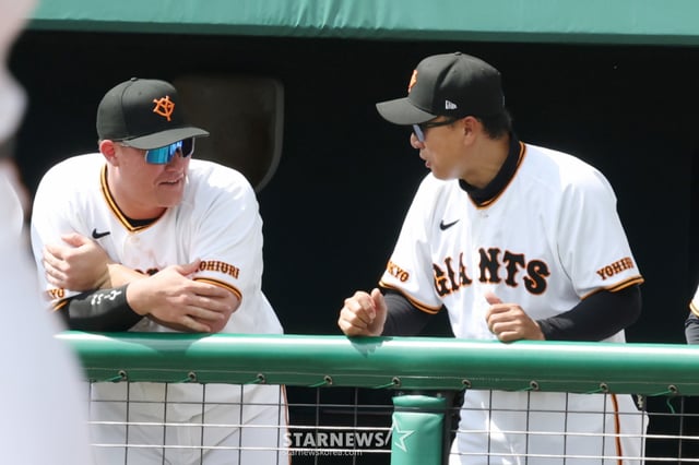 Los Samsung Lions disputaron un partido de entrenamiento contra Yomiuri en el Cellular Stadium de Naha, en la prefectura de Okinawa (Japón). El coach Lee Seung-yeop de Yomiuri (derecha) conversa con un compañero. /Foto=corresponsal jefe Kim Jin-kyung