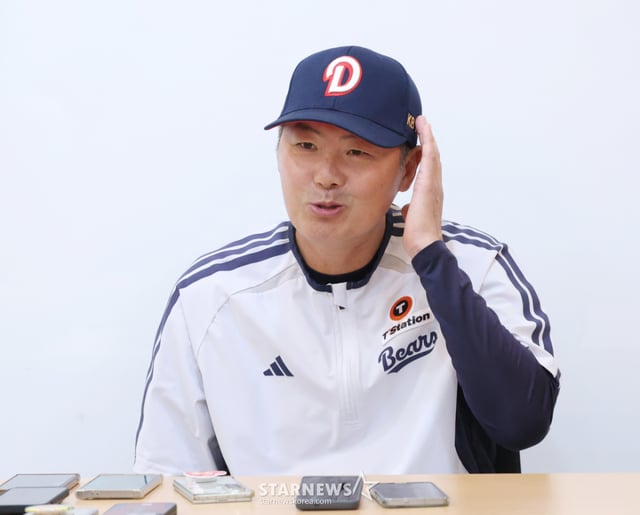 2026 신한 SOL KBO리그 와일드카드(WC) 결정전 LG 대 두산전이 14일 서울 잠실야구장에서 열렸다.  두산 김원형 감독이 취재진의 질문에 답하고 있다. /사진=김진경 kim.jinkyung@