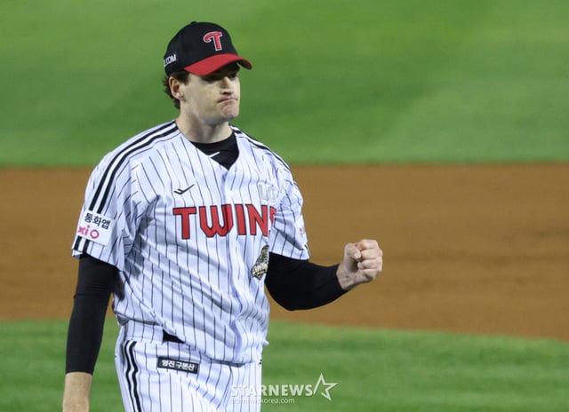 The 2026 Shinhan SOL KBO League Wild Card (WC) Decider between LG and Doosan was held on the 14th at Seoul Jamsil Baseball Stadium. LG's Kennedy celebrates after getting Doosan's Park Ji-hoon out with an infield grounder in the bottom of the 7th inning with two outs. /Photo=Kim Jin-kyung kim.jinkyung@