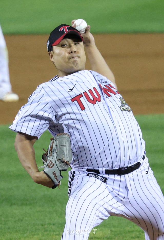 The 2026 Shinhan SOL KBO League Wild Card (WC) Decider between LG and Doosan was held on the 14th at Seoul Jamsil Baseball Stadium. LG's Lee Woo-chan pitches with intensity. /Photo=Kim Jin-kyung kim.jinkyung@