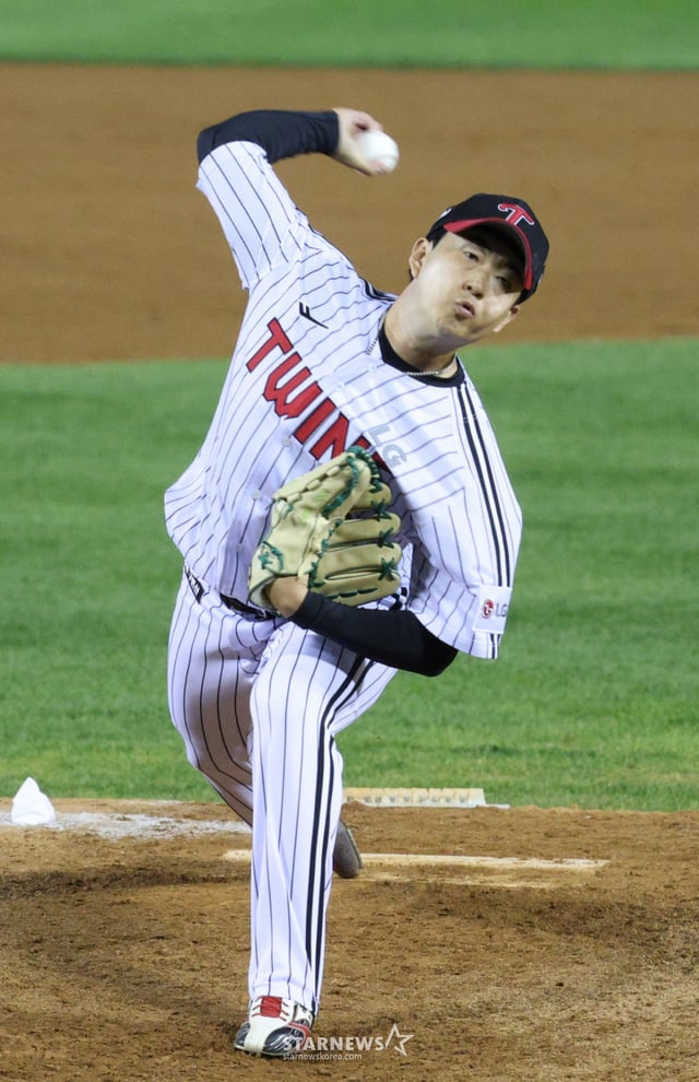 The 2026 Shinhan SOL KBO League Wild Card (WC) Decider between LG and Doosan was held on the 14th at Seoul Jamsil Baseball Stadium. LG's Kim Jin-su pitches with intensity. /Photo=Kim Jin-kyung kim.jinkyung@
