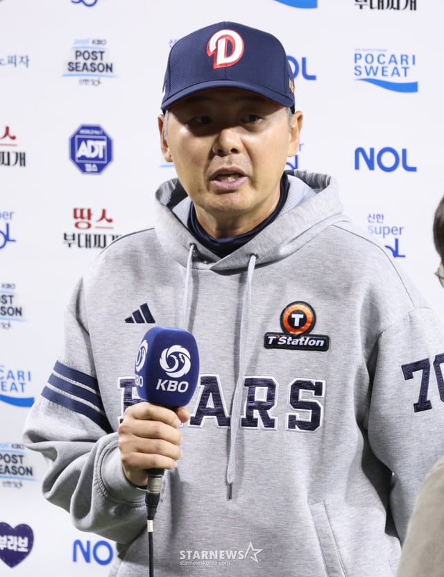 2026 신한 SOL KBO리그 와일드카드(WC) 결정전 LG 대 두산전이 14일 서울 잠실야구장에서 열렸다. 두산 김원형 감독이 경기 후 인터뷰에 응하고 있다. /사진=김진경 kim.jinkyung@