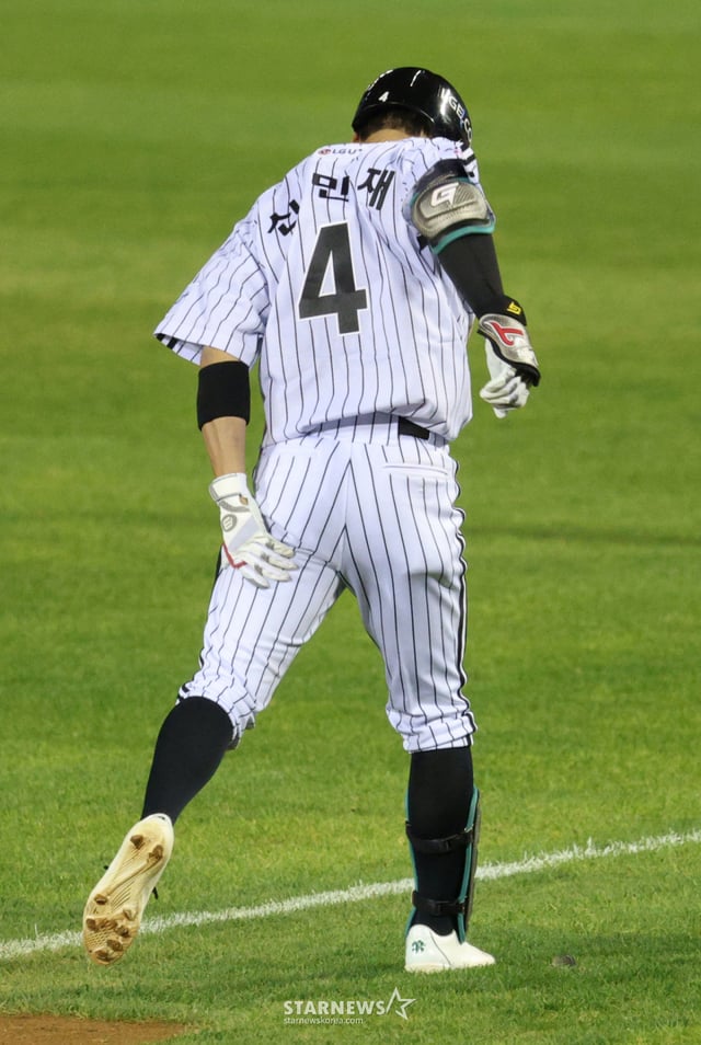 2026 신한 SOL KBO리그 와일드카드(WC) 결정전 LG 대 두산전이 14일 서울 잠실야구장에서 열렸다. LG 신민재가 8회말 1사 1,3루에서 1타점 번트로 출루하며 허벅지 근육을 만지고 있다. /사진=김진경 kim.jinkyung@