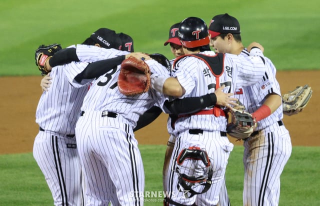 2026 신한 SOL KBO리그 와일드카드(WC) 결정전 LG 대 두산전이 14일 서울 잠실야구장에서 열렸다. LG 선수들이 두산에 4-1로 승리하면 준PO에 진출한 후 세리머니를 하고 있다. /사진=김진경 kim.jinkyung@