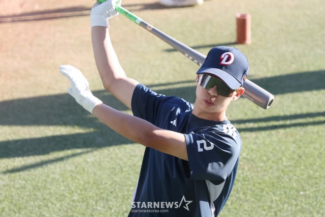 El partido entre LG y Doosan correspondiente a la serie de comodín (WC) de la Liga KBO Shinhan SOL 2026 se disputó el día 14 en el Estadio de Béisbol Jamsil, Seúl. Kim Min-seok de Doosan durante el entrenamiento de bateo. /foto=corresponsal jefe Kim Jin-kyung kim.jinkyung@