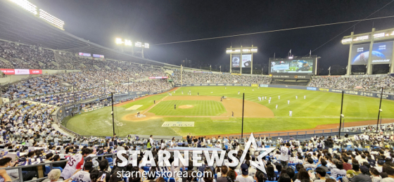 El partido entre Doosan Bears y Lotte Giants, correspondiente al último encuentro de la temporada regular en el Estadio Jamsil el día 12, se disputó con las gradas llenas. /Foto=reportero sénior Kang Young-jo