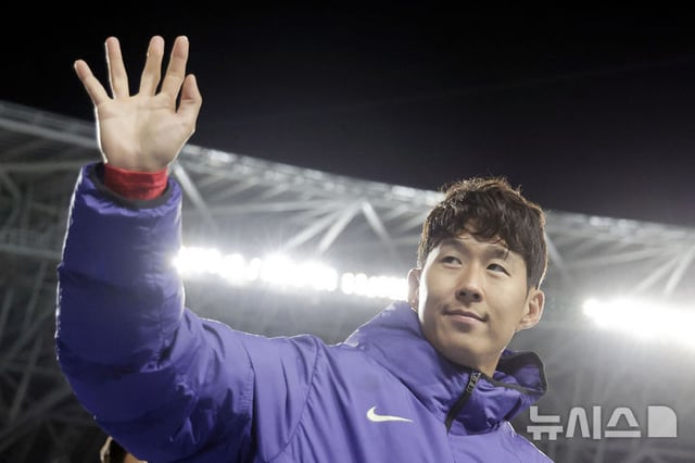 Son Heung-min saluda a los aficionados tras el partido entre Corea del Sur y Uzbekistán correspondiente al encuentro amistoso de la selección nacional de fútbol invitado por Banco Hana, disputado el pasado día 6 en el estadio Mir de Yongin (provincia de Gyeonggi). /foto=NEWSIS