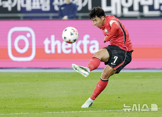 Son Heung-min intenta un tiro libre durante el partido entre Corea del Sur y Uzbekistán correspondiente al encuentro amistoso de la selección nacional de fútbol invitado por Banco Hana, disputado el pasado día 6 en el estadio Mir de Yongin (provincia de Gyeonggi). /Foto=NEWSIS