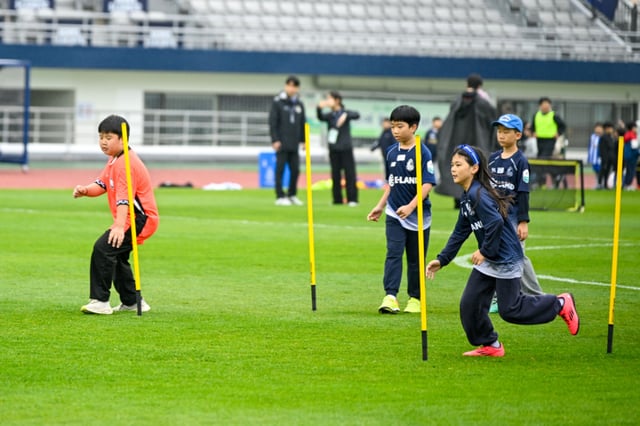 Children playing in Reul Park at Mokdong Stadium. /Photo=Provided by Seoul E-Land