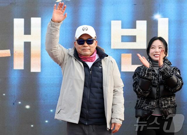 Hwang Young-jo (bên trái). /Ảnh=News1 cung cấp