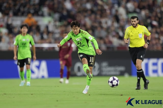 李承祐（イ·スンウ、中央）が14日、日本神戸三崎パークスタジアムで行われた2026-2027シーズンACLEリーグステージ第2戦遠征試合でシュートを試みている。  /写真=韓国プロサッカー連盟提供