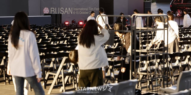 【釜山=ニューシス】キム·ヘジン記者=第31回釜山国際映画祭の閉幕を翌日に控えた14日、釜山海雲台区(プサン·ヘウンデグ)の映画の殿堂で関係者たちが閉幕式を準備している。 2026.10.14.jini@newsis.com /写真=キム·ヘジン