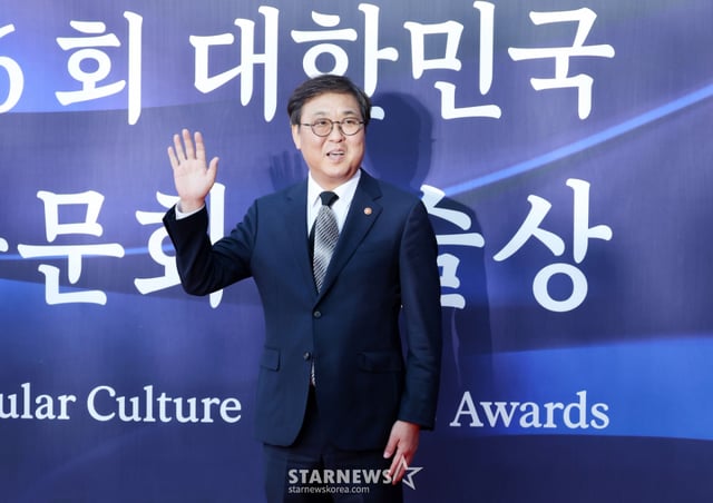 La ministra Choi Hui-young del Ministerio de Cultura, Deportes y Turismo posa durante su asistencia a la alfombra roja de los "16.º Premios Coreanos de Cultura Popular y Artes", celebrados el día 23 en el Teatro Haerom del Teatro Nacional de Seúl, distrito de Jung-gu. /el 23 de 2025 /Foto=Kim Hwi-seon hwijpg@