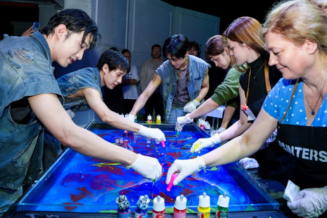 Experience making a marbling art keepsake with an actor at a non-verbal performance / Photo provided by Korea Tourism Organization
