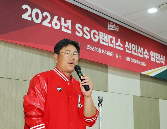 지난해 10월 열린 2026년 신인 입단식에 나선 박정권 감독의 모습. /사진=SSG 랜더스