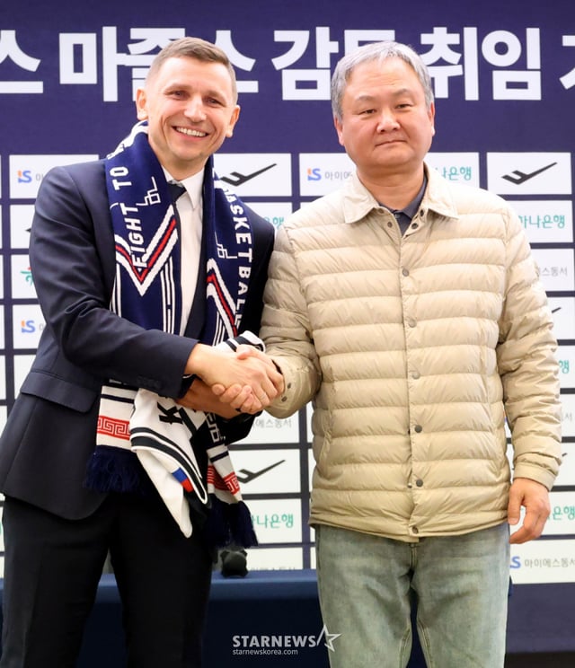 La rueda de prensa de presentación del nuevo entrenador de la selección nacional masculina de baloncesto, Nikolai Mažulis, se celebró el pasado mes de enero en el Centro de Prensa Gwanghwamun de Seúl. El entrenador Mažulis recibe el uniforme de manos de Yoo Jae-hak (Chairman). /foto=corresponsal jefe Kim Jin-kyung kim.jinkyung@