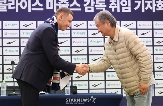 La rueda de prensa de presentación del nuevo entrenador de la selección nacional masculina de baloncesto, Nikolai Mažulis, se celebró el día 16 en el Centro de Prensa Gwanghwamun de Seúl. El entrenador Mažulis recibe el uniforme de manos de Yoo Jae-hak, presidente de la Liga Coreana de Baloncesto (KBL). /Foto=corresponsal jefe Kim Jin-kyung kim.jinkyung@