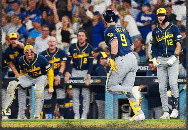 The celebrating Milwaukee team. /Photo=Official SNS of the Milwaukee Brewers