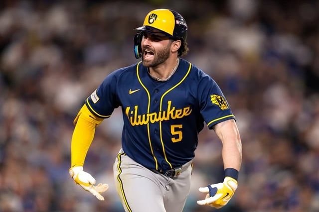 Roaring Bauer. /Photo=Official SNS of the Milwaukee Brewers