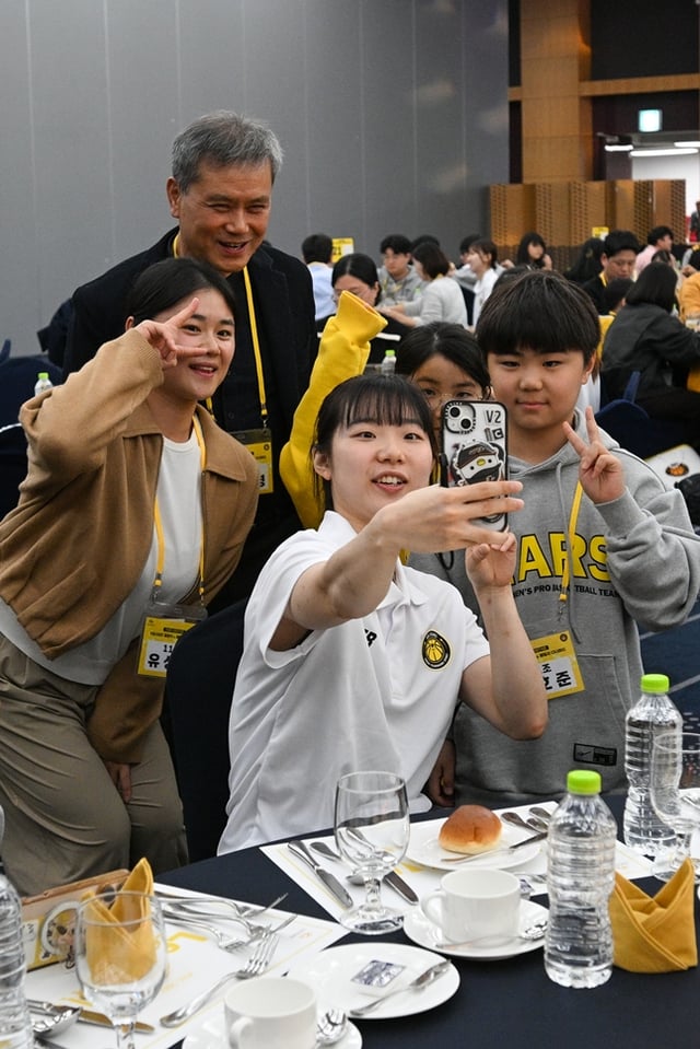 허예은(오른쪽에서 2번째)이 팬들과 셀카를 찍고 있다. /사진=KB스타즈