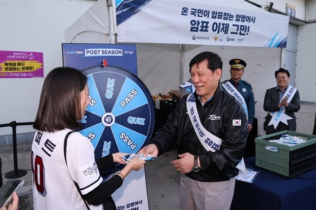 팬과 직접 대화하는 허구연 총재. /사진=KBO