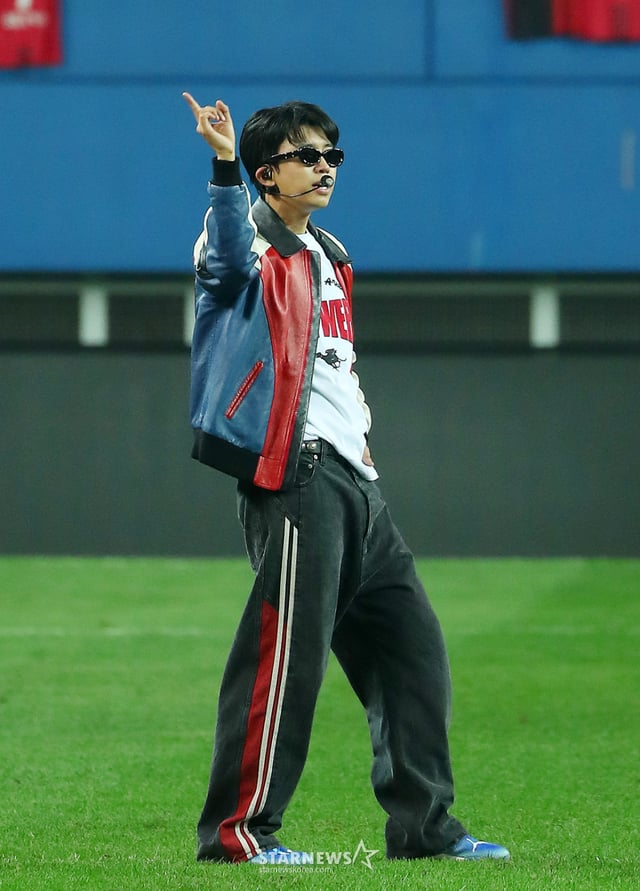 가수 임영웅이 12일 오후 대전 유성구 노은동 대전월드컵경기장에서 열린 '하나은행 자선축구대회 팀 히어로 VS 팀 기성용' 경기에서 하프타임 공연을 하고 있다. 2024.10.12 /사진=김창현