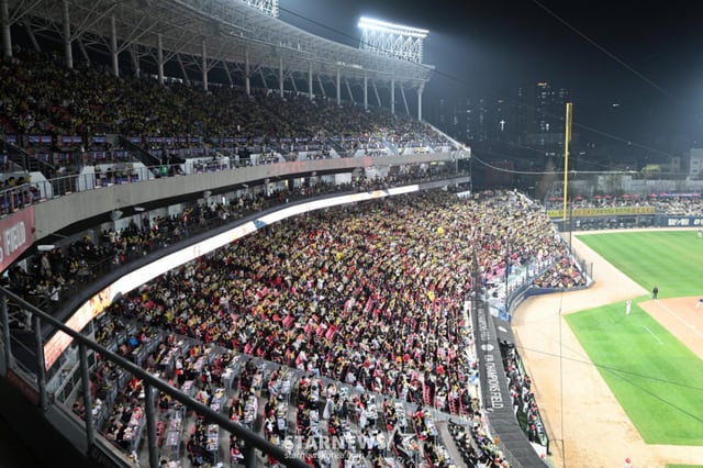 [Gwangju=NEWSIS] Reportero Lee Hyeon-haeng = Partido entre NC Dinos y KIA Tigers correspondiente a la Liga KBO Shinhan SOL 2026, disputado el día 3 por la tarde en el Gwangju-Kia Champions Field, ubicado en el distrito norte de Gwangju. Los aficionados de KIA que acudieron a ver su primer partido como local animan con entusiasmo. 2026.04.03. lhh@newsis.com /foto=Lee Hyeon-haeng